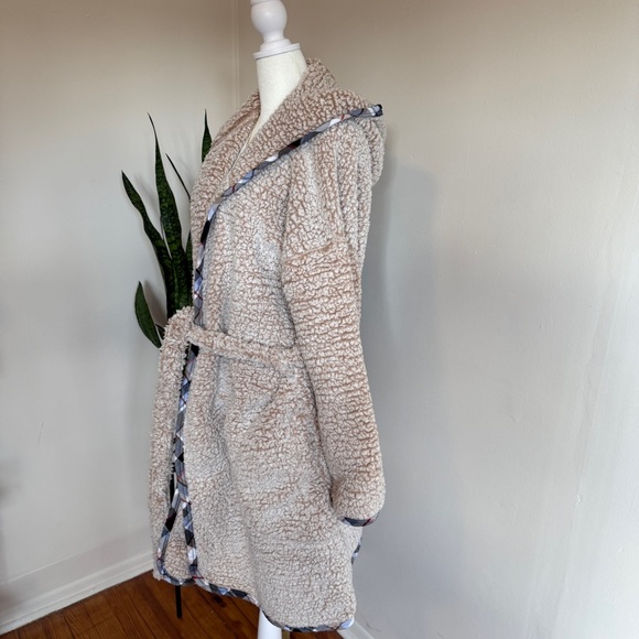 Vera Bradley | Tan Teddy Robe with Patterned Trim - Picture 2 of 9